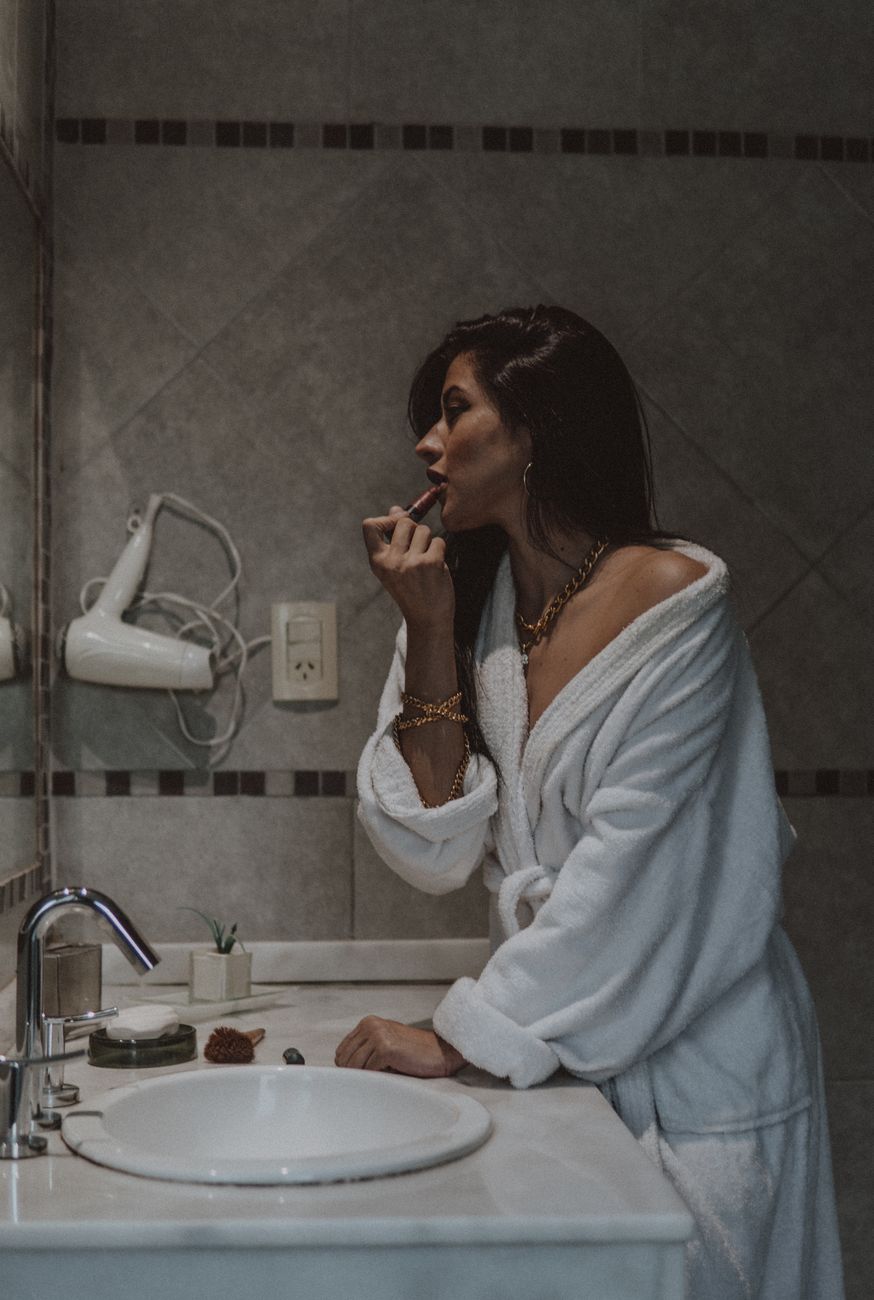 Read more about the article La Mia Doppia Vita: Il Segreto Rasato Sotto la Doccia con il Mio Giovane Amante